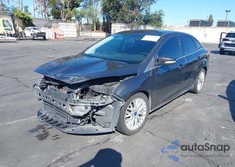 2018 Ford Focus Titanium z USA, uszkodzony, nr VIN 1FADP3J25JL332052